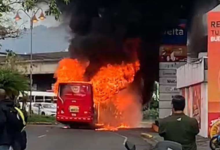 Video: Bus prende fuego frente a gasolinera de rotonda Juan Pablo II