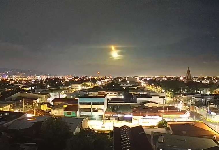 Varios videos captan extrañas luces en el cielo en la Zona Norte del país