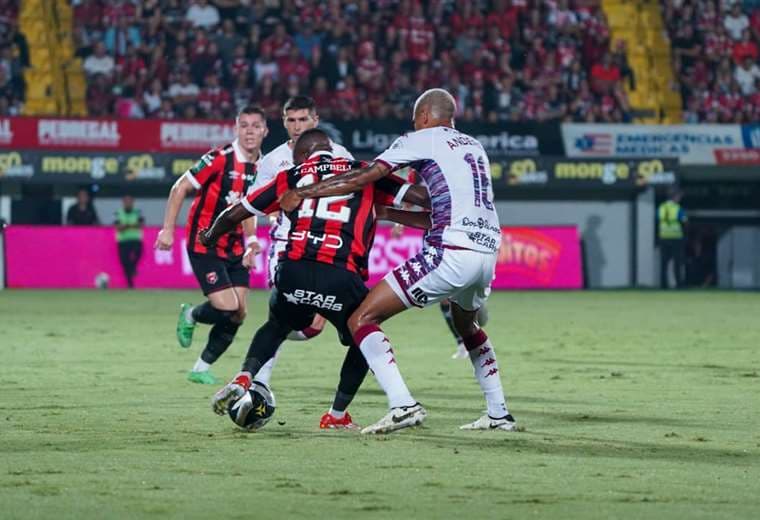 Alajuelense saca ventaja mínima ante Saprissa en un partido caótico