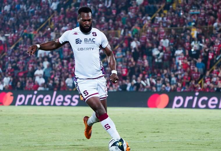¿Se perderá Kendall Waston el clásico? Esto dice el reglamento