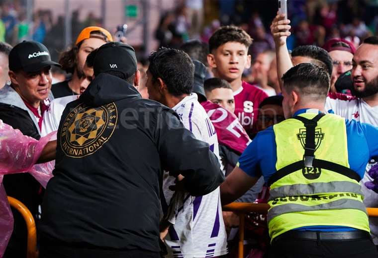 Videos muestran roces entre aficionados morados y jugadores de la Liga tras la final