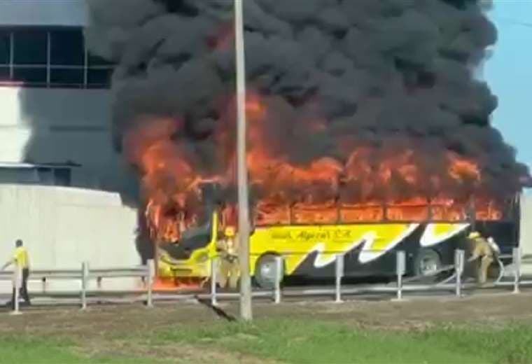 Video: Fuego consume autobús ante la mirada de miles de turistas