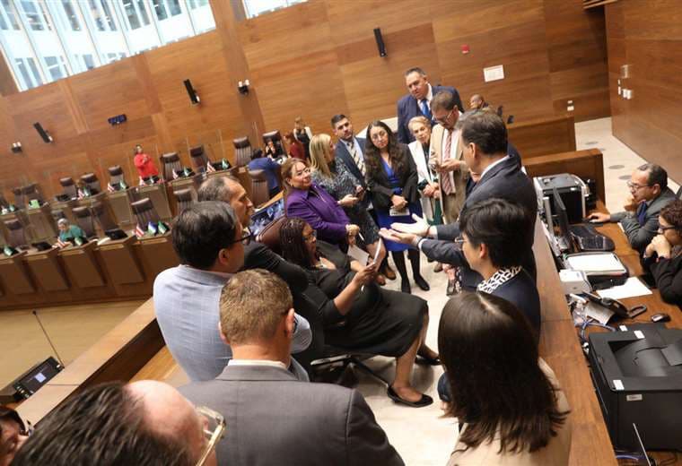 Estos son los diputados que analizarán reforma para prohibir doble postulación