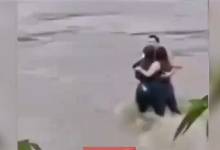Video: Amigos se abrazan por última vez antes de morir arrastrados por la corriente