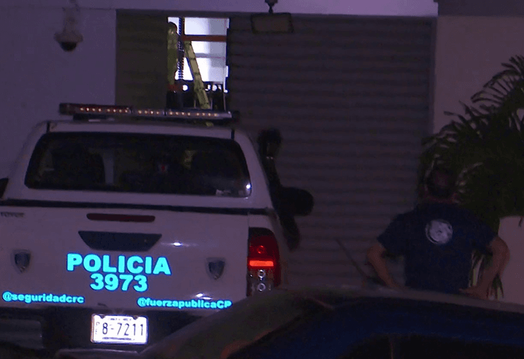 Dos carros y dos motos de lujo decomisados al narco entre bienes robados de bodegas del ICD