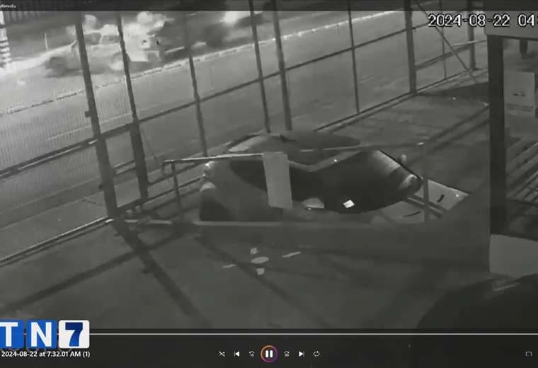 Video muestra choque múltiple que le costó la vida a conductora de bicimoto en Flores