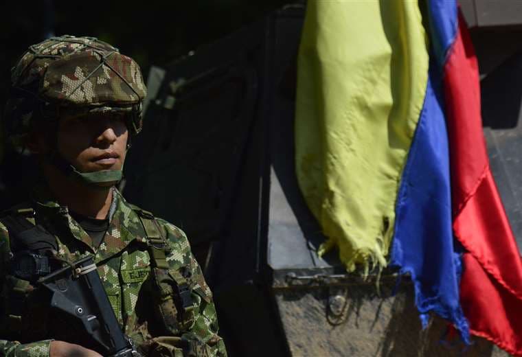 Poblado bajo dominio guerrillero en Colombia retiene a más de 50 militares