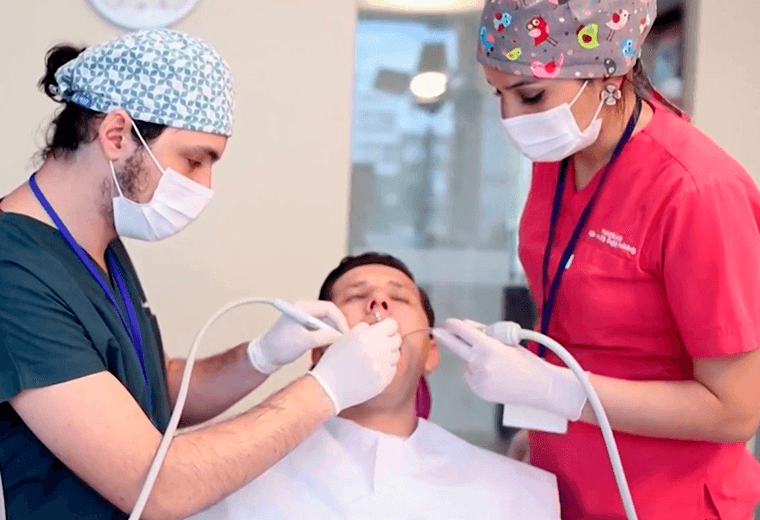 Sensibilidad dental: ¿Por qué siento dolor al comer algo frío o caliente?