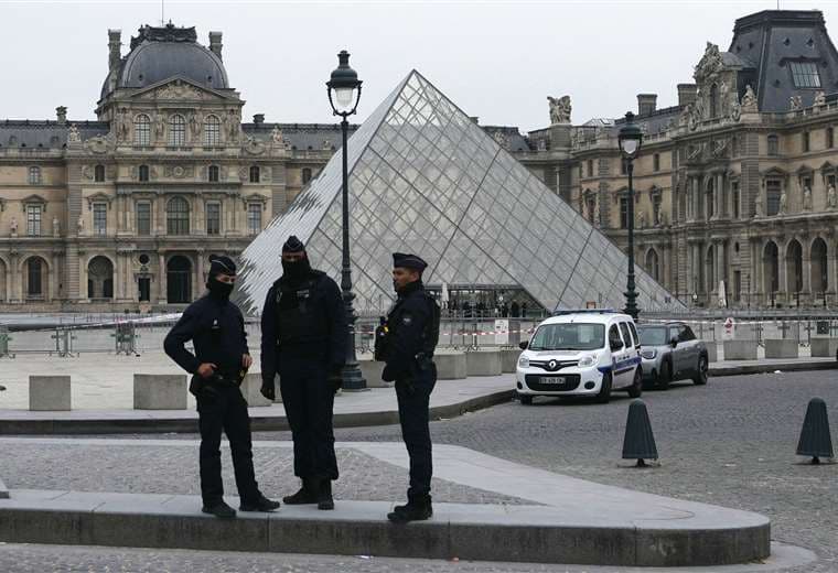 Vigilante del Louvre recuerda un "ruido enorme" durante el robo