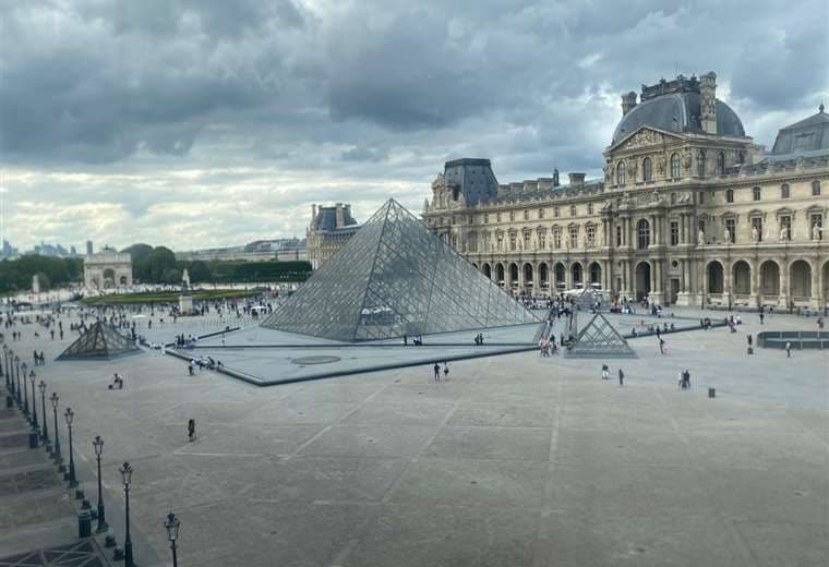 Los ladrones del Louvre perdieron parte del botín en su huida