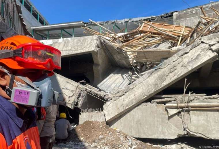 Decenas siguen bajo escombros de una escuela en Indonesia