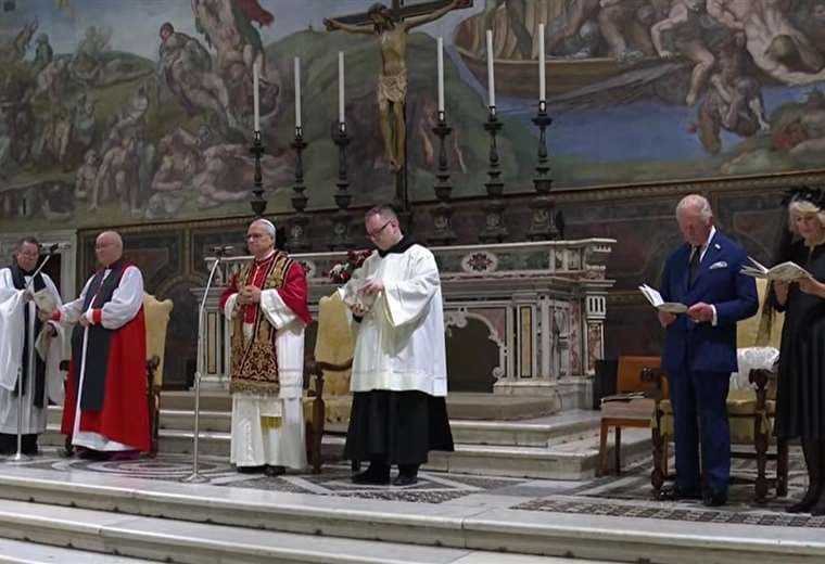 Rey Carlos de Inglaterra se convierte en primer líder anglicano en rezar con un Papa en 500 años