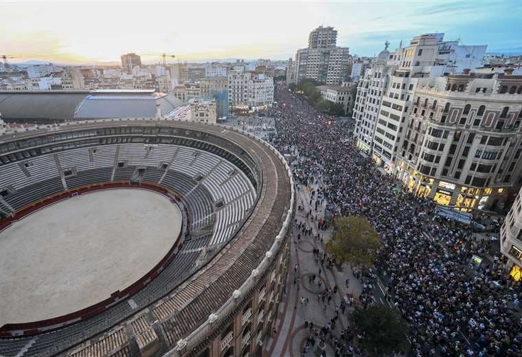 Decenas de miles de valencianos salen a las calles en aniversario de mortíferas inundaciones