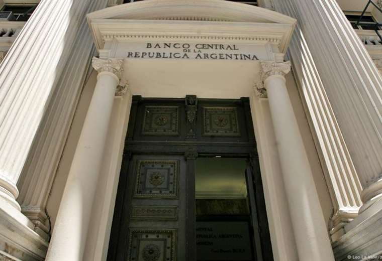 El peso argentino se dispara frente al dólar tras la victoria de Milei