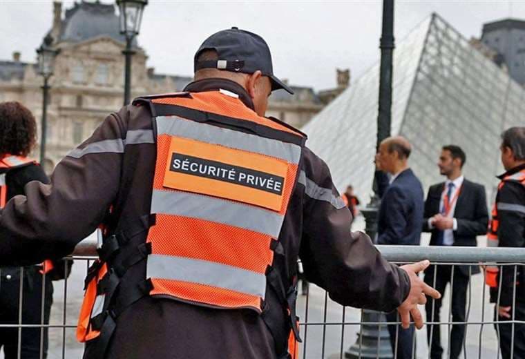 Qué se sabe de los dos sospechosos detenidos tras el robo de joyas en el museo del Louvre