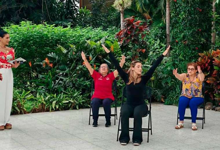 Yoga en una silla: bienestar y equilibrio para los adultos mayores