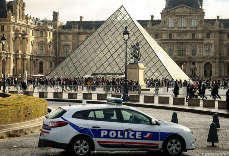 Detienen a cinco nuevos sospechosos del robo de joyas en el Museo del Louvre