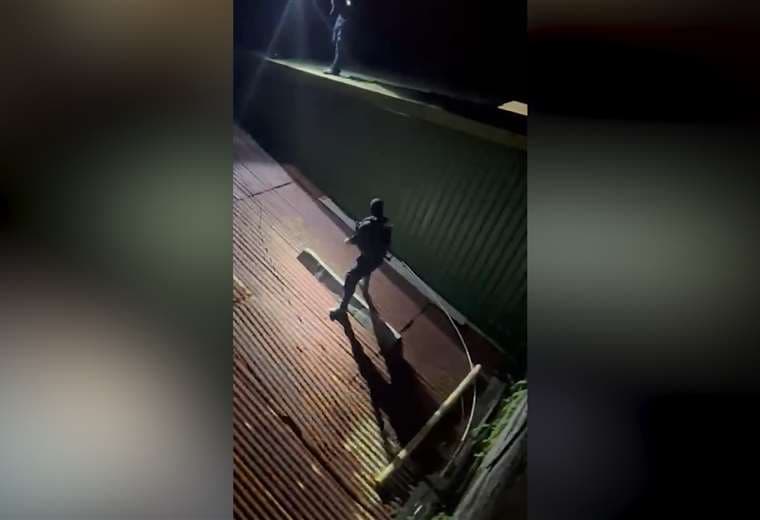 Persecución policial por techos acaba con supuesto vendedor de droga detenido en Limón