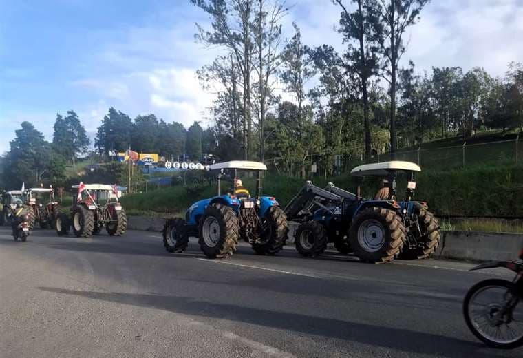 Protesta de agricultores provoca presas en salida de Cartago