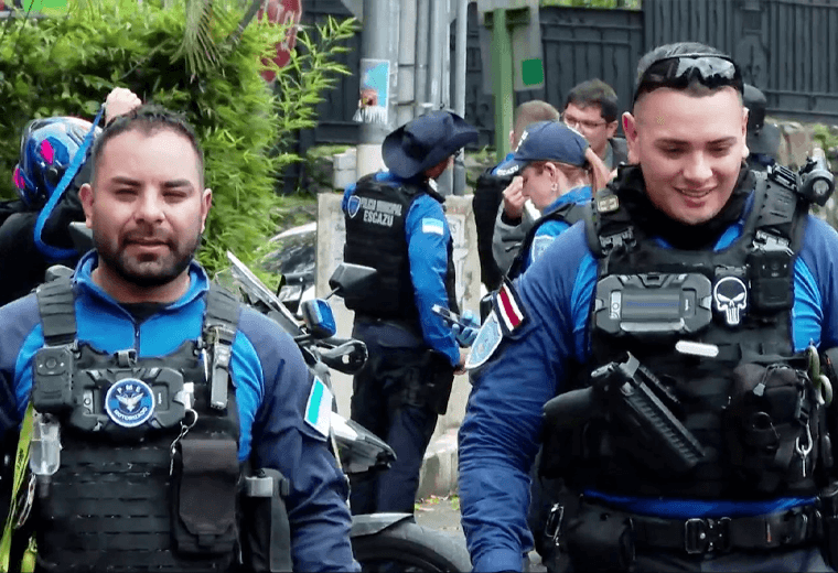 Policías se vuelven virales por empujar carro de dos mujeres hasta estación de servicio