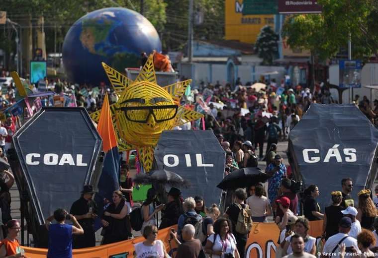 Decenas de miles de personas protestan en la cumbre climática COP30 en Brasil