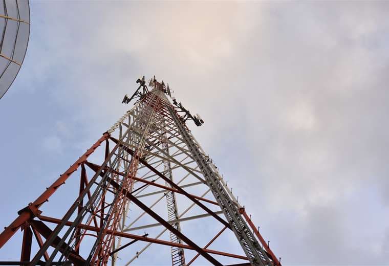 Gobierno amplía indefinidamente concesión de frecuencias de radio y televisión