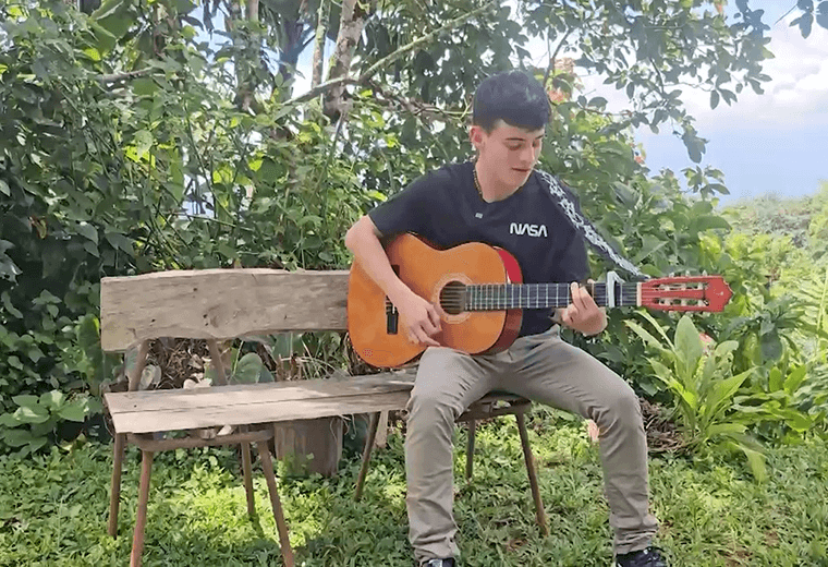 Johan, el muchacho que cultiva café y melodías desde la misma montaña