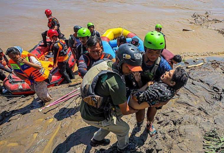 Mueren más de 400 personas tras las devastadoras inundaciones registradas en Indonesia
