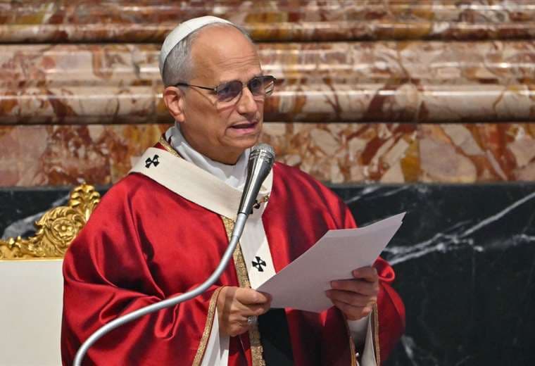 Papa León XIV se reúne por primera vez con presidente palestino Abás