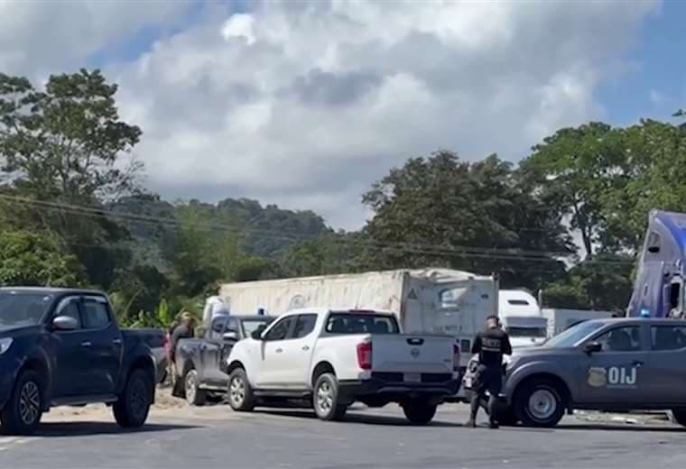 Familiar de herido en vuelco: “Al camión se le soltó la carga y cayó encima de ellos”