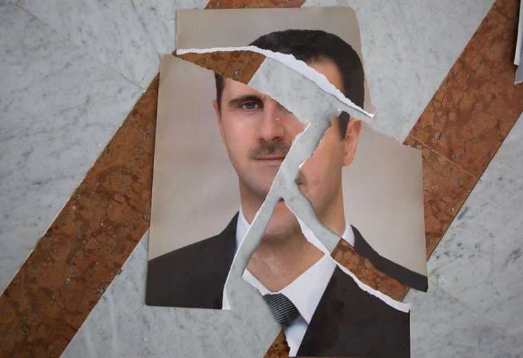 Una Siria en ruinas y dividida trata de levantarse un año después de la caída de Al Assad