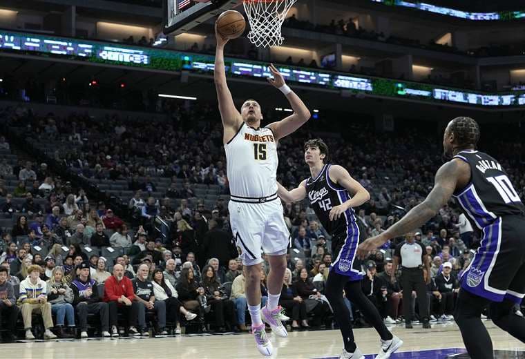 Jokic brilla ante Sacramento, Bucks frenan a los Celtics y Rockets se imponen a Clippers