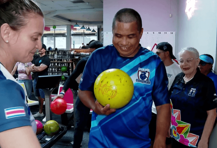 Clases inclusivas de boliche transforman vidas en Montes de Oca