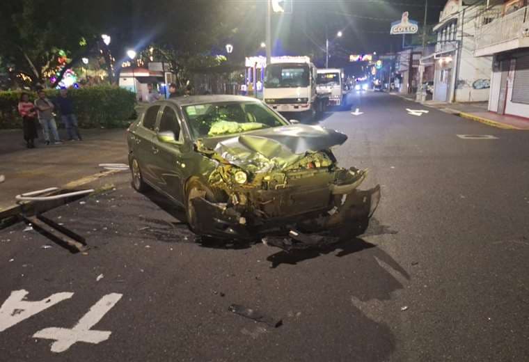 Choque contra poste en Moravia deja un muerto y dos heridos graves