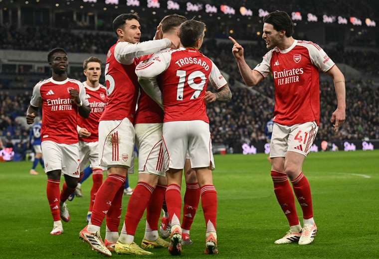 Arsenal resiste la presión del City, Liverpool gana con sufrimiento
