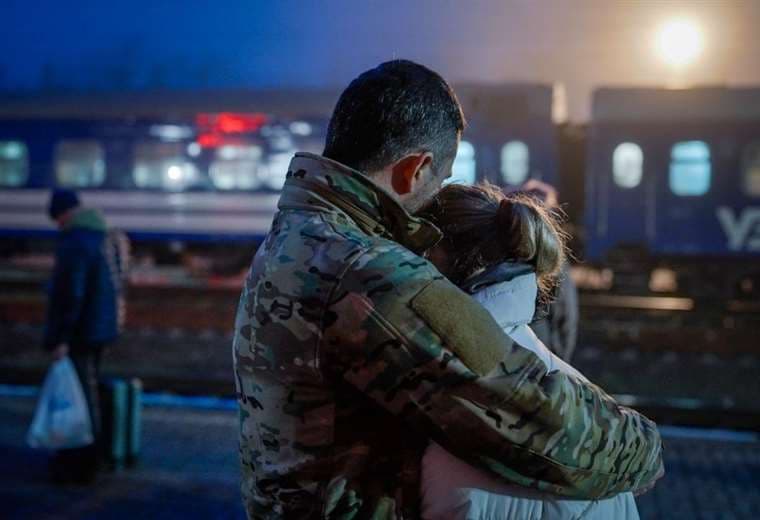 El “tren del amor” en el que mujeres ucranianas visitan a esposos que combaten contra Rusia