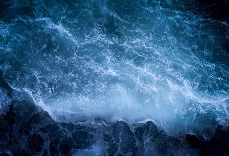 Hombre y mujer mueren tras ser arrastradas por una ola en playa Esterillos