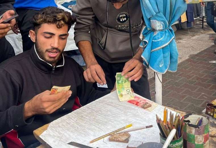 El estudiante que repara billetes en Gaza, donde no entra dinero desde hace más de 2 años