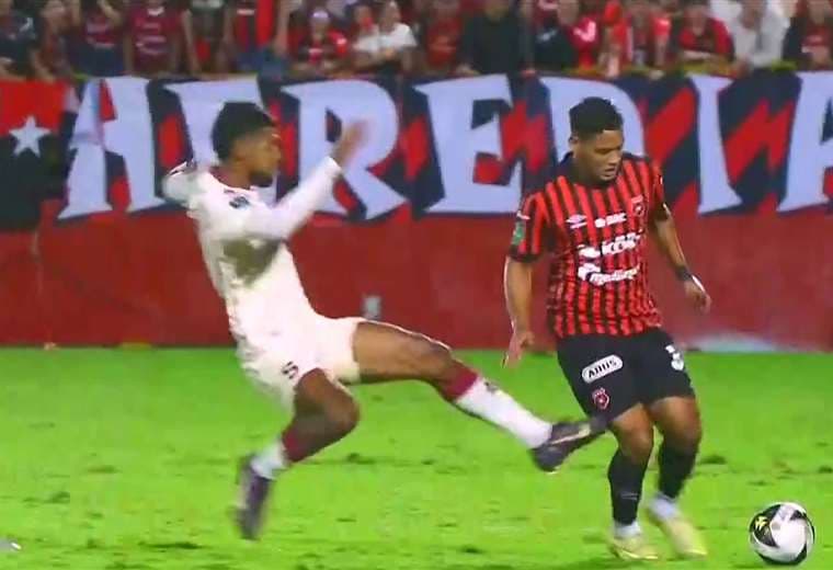 Esta es la sanción a Gerald Taylor por brusca falta a Creichel Pérez en la final