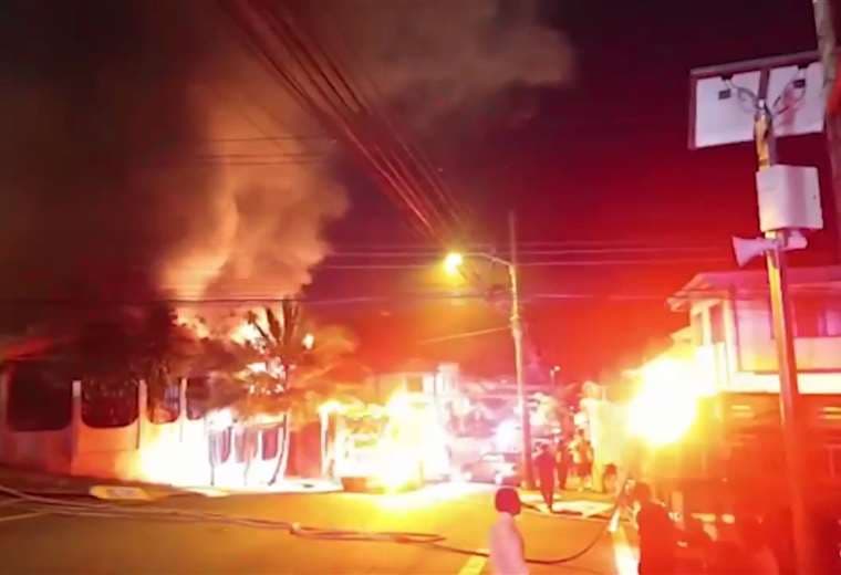 Incendio en Curridabat pone a correr a Bomberos