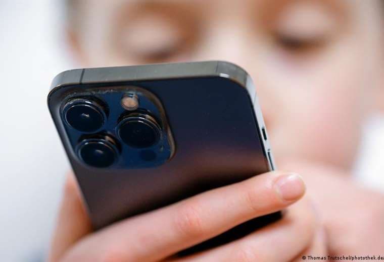 ¿A qué edad debería llegar el primer "smartphone"? Un estudio revela señales preocupantes