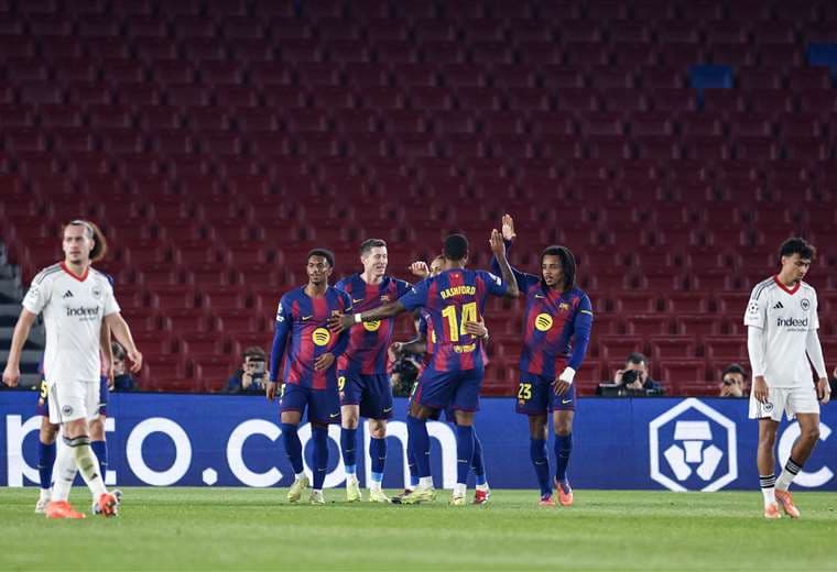 Un doblete de Koundé revitaliza al Barcelona frente al Eintracht
