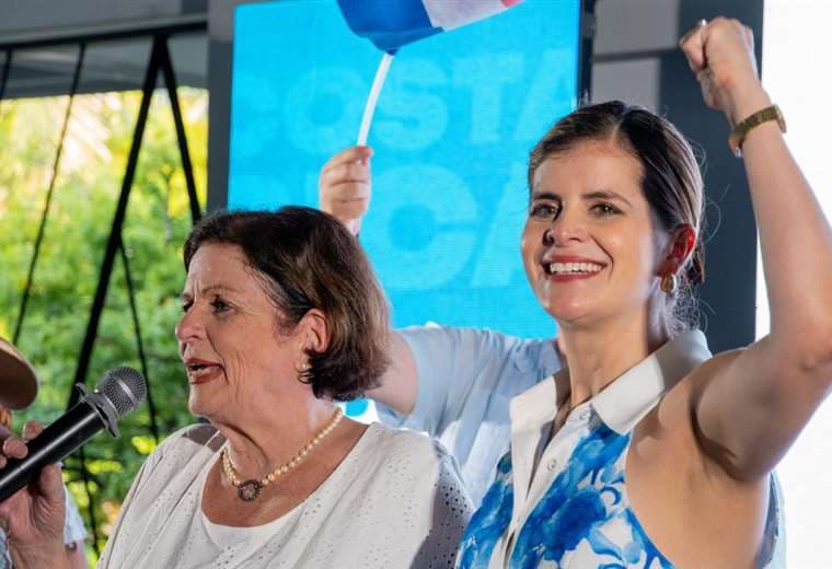Bukele felicita a Laura Fernández que encabeza elección presidencial en Costa Rica