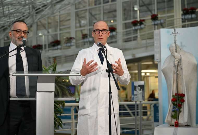 El papa "no está fuera de peligro" y permanecerá hospitalizado al menos diez días más