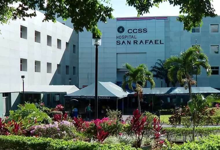 Falta de camas y de ortopedistas atrasa cirugía para motociclista accidentado, denuncia pareja