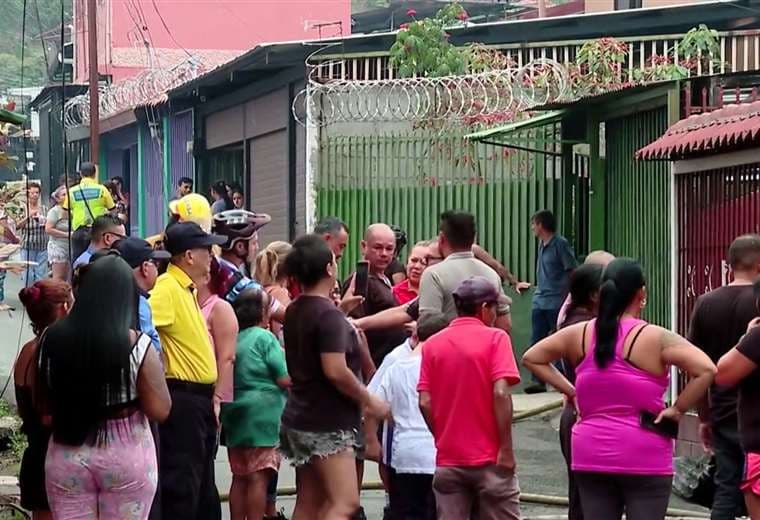 Cruzrojista que perdió casa en incendio intenta reconstruirla con ayudas que recibe