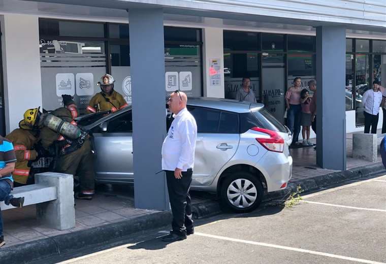 Choque entre dos carros termina con uno dentro de un centro comercial