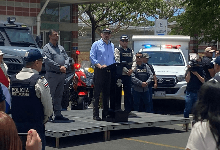 Chaves responde a diputada oficialista que le pide nombrar un ministro de la Presidencia