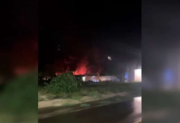 Video: Bomberos atienden incendio de grandes proporciones dentro de bodega
