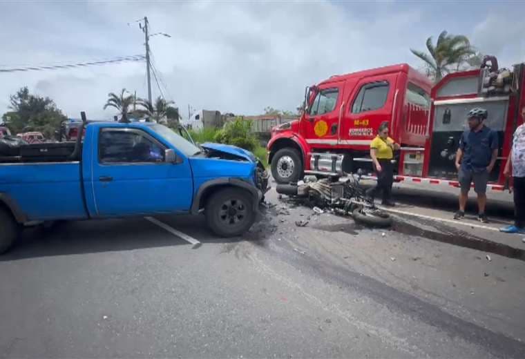 Video: Conductor sobrevive tras volar varios metros en accidente que partió su moto
